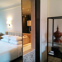 ベッド側からバスルームを臨む