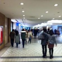 通りは広くて歩きやすいですね