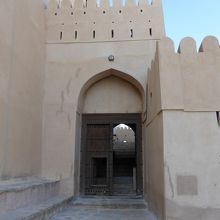 入口。入ると係員がいるので，入場料を支払います。