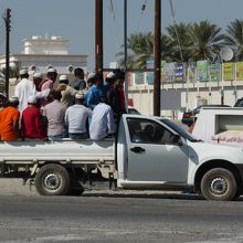 印パ系の人たちは，こんな乗合車で大移動。すごい…。