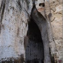 洞窟の入口です。奥までいくと暗いですので気をつけてください。