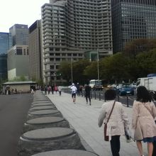 内堀通りからパレスホテル方面を臨む