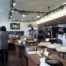 パン工房リヨンわかばの店内。コーヒーサービスで焼き立てを。