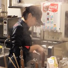 厨房で頑張る若い女性スタッフ