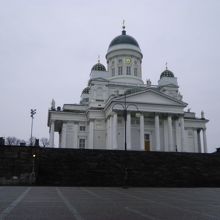 曇天の空をバックにした大聖堂