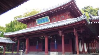 竜宮城のような赤い寺