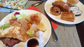 オランウータンの近くで朝食と記念写真