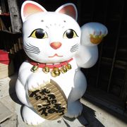 大きな招き猫が目印です