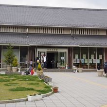 ポニー乗馬体験　乳搾り体験の受け付けはこの施設内です。