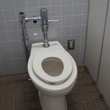 トイレ　洋式　子ども用の便座付きです