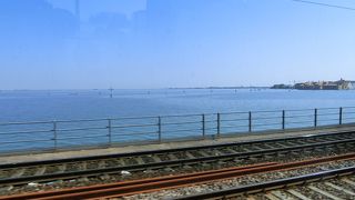 ESスターでこの長い橋を渡ってベネチアに行きます