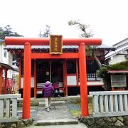 滝小路の通りにある神社