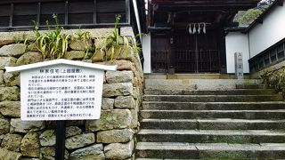 滝小路沿いにあります