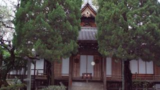 住宅街の中、竹林が綺麗な閑静な境内で癒されます。