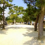 清盛神社につながるきれいな砂の道