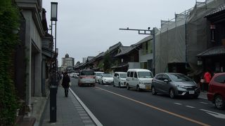 蔵造りを見ながら食べ歩き