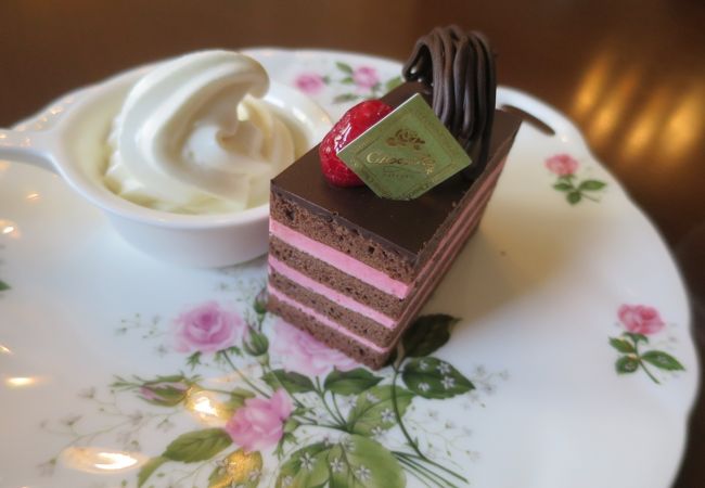 店内でソフトクリーム付きのケーキ