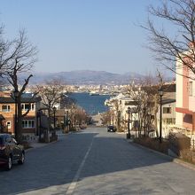 坂の向こうに見える海が綺麗でした。なんとも言えない情緒があり