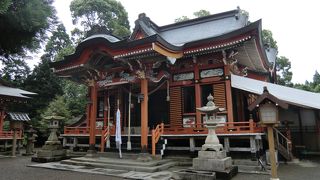 朱塗りの美しい縁結びの神様