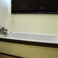 バスルームは窓付きですが、隣りは工事現場でした