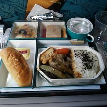 機内食。エコノミーにしては美味しい