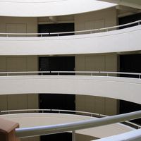 中央部が吹き抜けのロータスウィング、客室に向かうと…