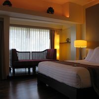 デイベッド、梁の部分にオブジェ、そして大きなバルコニー付