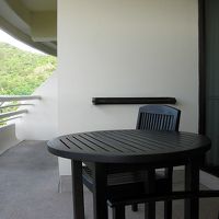 広いバルコニーからは海を眺められました