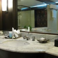 フル装備のバスルーム、シンク台のタオルは象さんの形でした