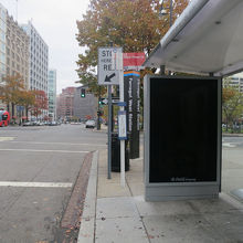 これが17 stとI stのバス停です