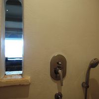 シャワールームの窓からも湖が見えます。