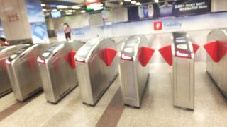 ショッピングモールやホテル、オフィスなども多いエリアの最寄り駅