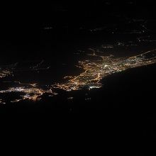 オマーンのマスカット上空を通過中に見た夜景。
