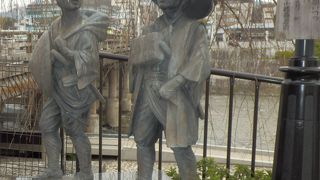 東海道膝栗毛の主人公像