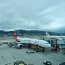 基隆河沿いの空港。空港の先は剣南路駅近辺