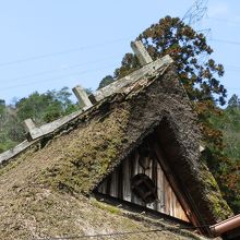 屋根の通気孔に透かし彫りの家紋