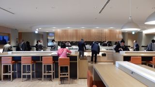 JALの搭乗口に近いのが良い。食事も美味しいです。