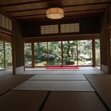 部屋よりお庭を望む