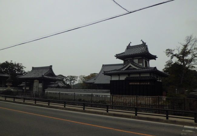 城のように櫓があるお寺