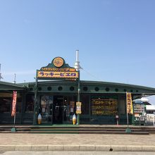 金森倉庫の目の前にあり、遊覧船乗り場とくっついています。