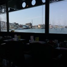 海を見ながら食べられる席もありました。