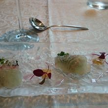 オードブル　新鮮な鯛と野菜。