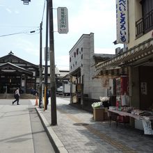 右側に土産物屋が2件、この先が北口、手前がコンビニ