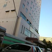 こちらは別館の外観　本館はすぐとなり。」向かいには公園。