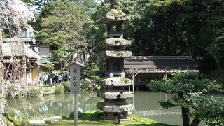 瓢池に有る苔むした石塔
