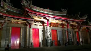 いつでも熱心な参拝者でいっぱい