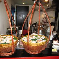 この調理コーナーで卵料理やフォーを作ってくれます。