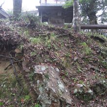 勝日高守神社の基礎となっている地盤。岩盤部もあります。