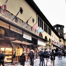 両脇に貴金属店が並ぶヴェッキオ橋