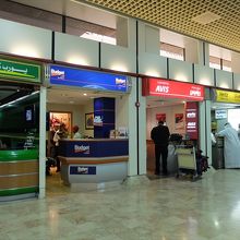バーレーン国際空港には、名を知られたレンタカー会社がずらり。